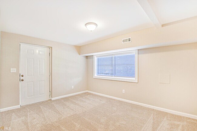 Building Photo - 3661 Collins Dr