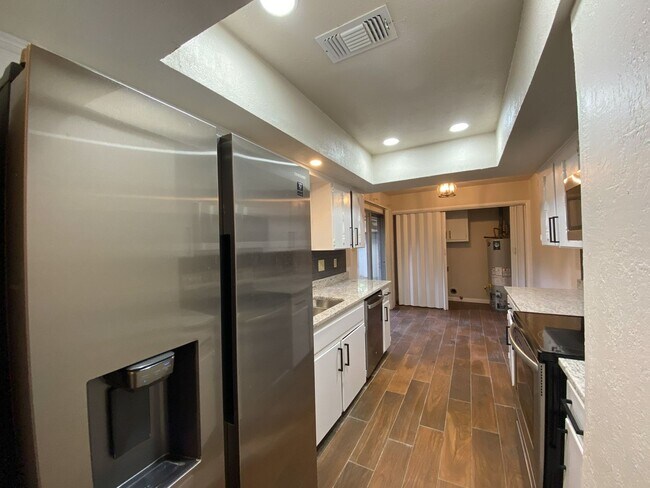 Building Photo - WHISPERING OAKS RARE FIND 3 BD/2 BA AVAILABLE APRIL 7TH!