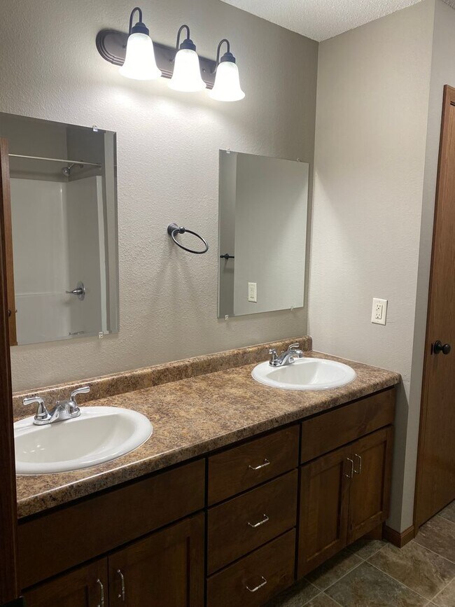 Building Photo - 3 Bedroom Townhome on Peach Dr. in Sauk Ra...