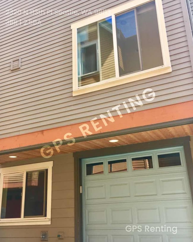 Building Photo - 3 Bed 2.5 Bath Town Home in North Seattle