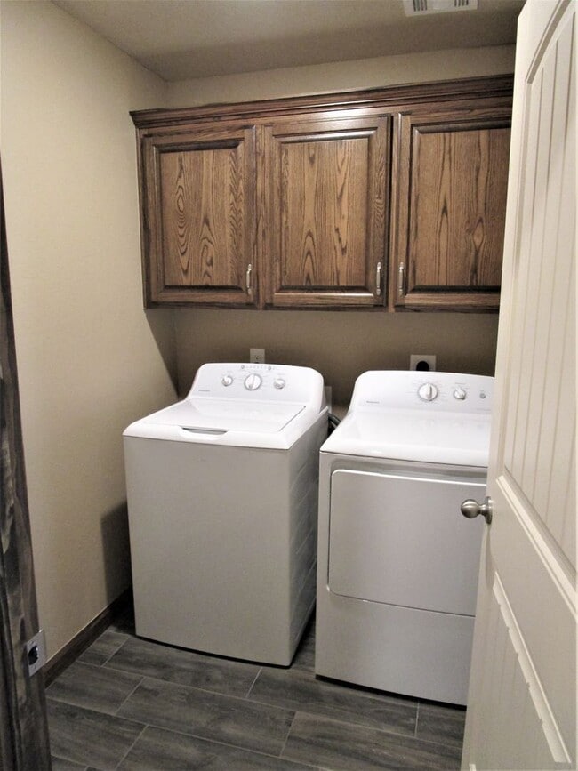 Building Photo - Like New!  3 bedroom 2 bath 2 car garage!
