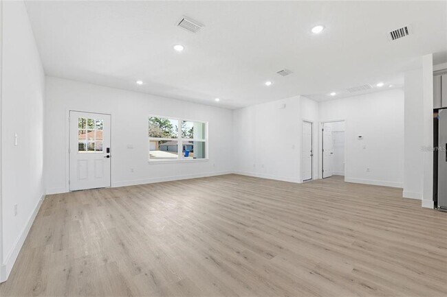 Building Photo - 2275 W Linden Dr
