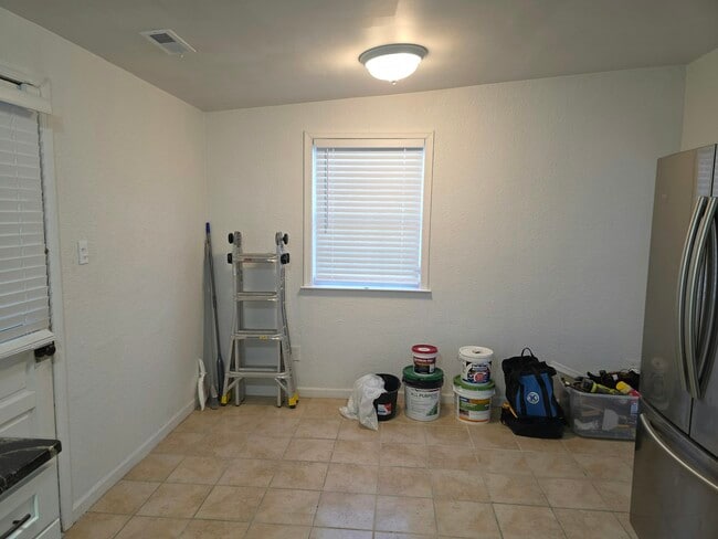 Building Photo - 709 Windy Rd