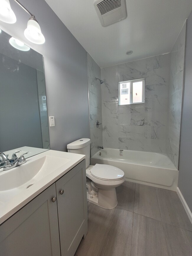 Building Photo - 15060 Rayen St