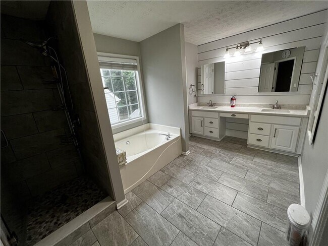 Building Photo - 2258 St Albans Pl