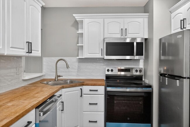 Building Photo - 1994 Brynell Dr