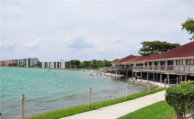 Building Photo - 115 Lake Emerald Dr