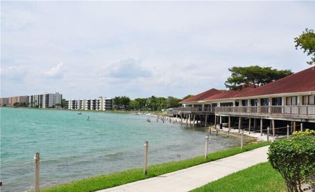 Building Photo - 118 Lake Emerald Dr