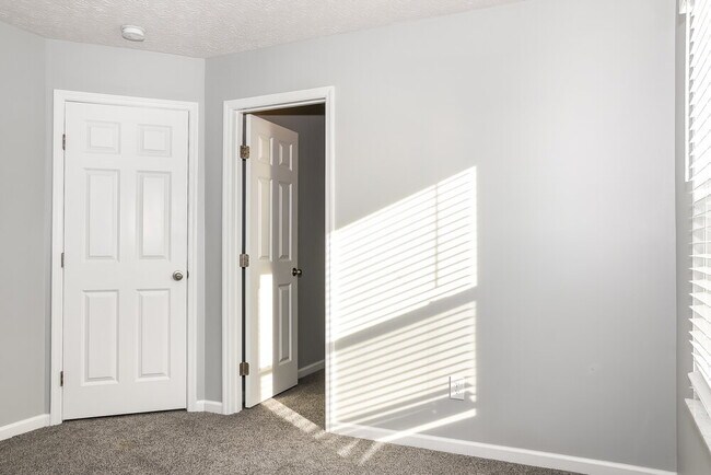 Building Photo - 3963 Genteel Dr