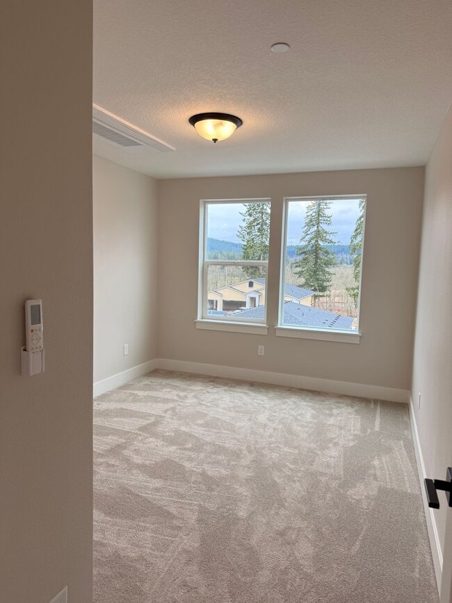 Building Photo - Goregous 3 Bedroom with Loft and Bonus Room! High Ceilings! Pantry! Keyless Entry! Double Oven & ...