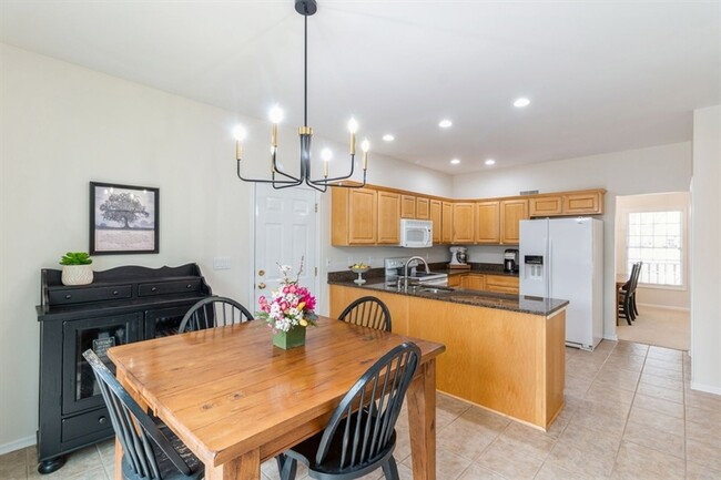 Building Photo - 2620 Camden Dr