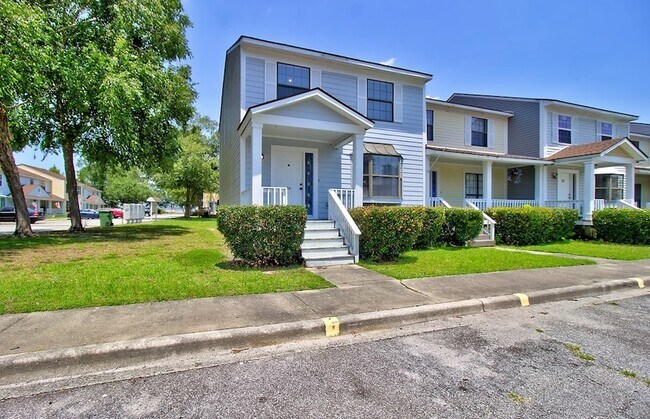 Building Photo - 912 Pineland Ave