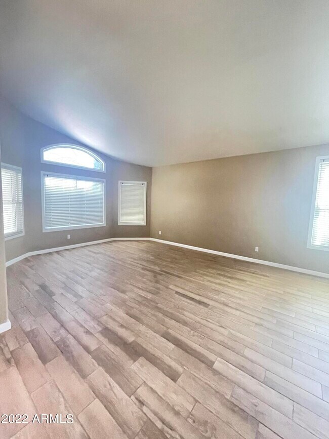 Building Photo - 658 N Poplar Ct