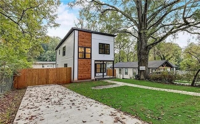 Building Photo - Elegant 3 BD 2.5 BA Home Offering Luxury Living in the Heart of Atlanta
