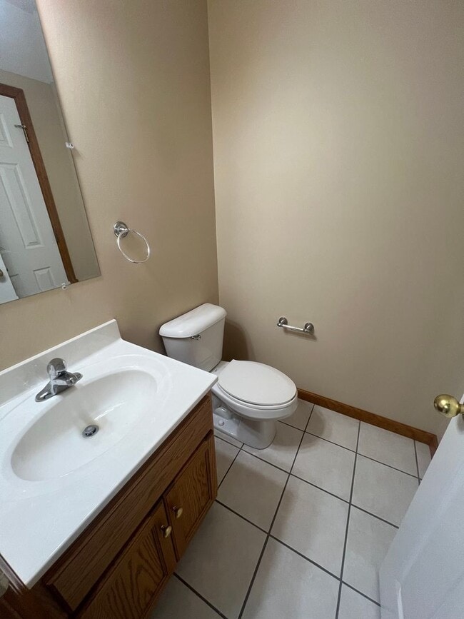 Building Photo - Move in ready 2 bedroom 1.5 bath Chatham Townhouse