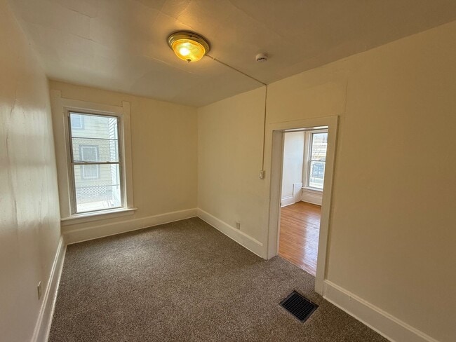 Building Photo - 1 Large Bedroom Lower Level Duplex in the heart of Brady Street.