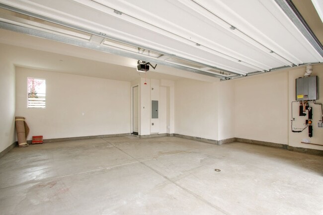 Building Photo - Charming Yorba Linda Townhome