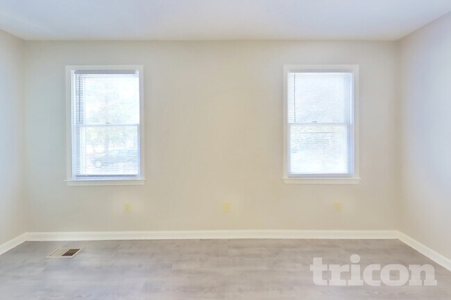 Building Photo - 529 Ferncliffe Rd