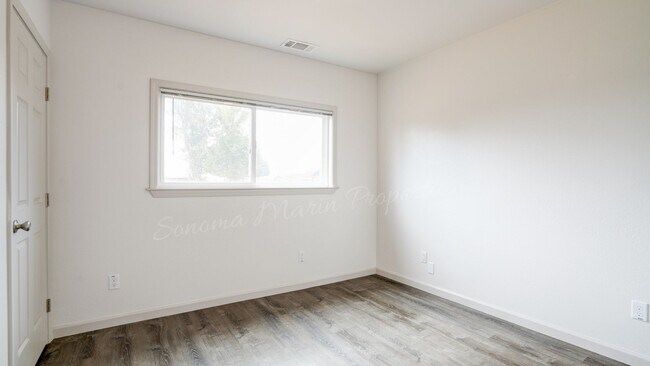 Building Photo - 382 Ely Rd N
