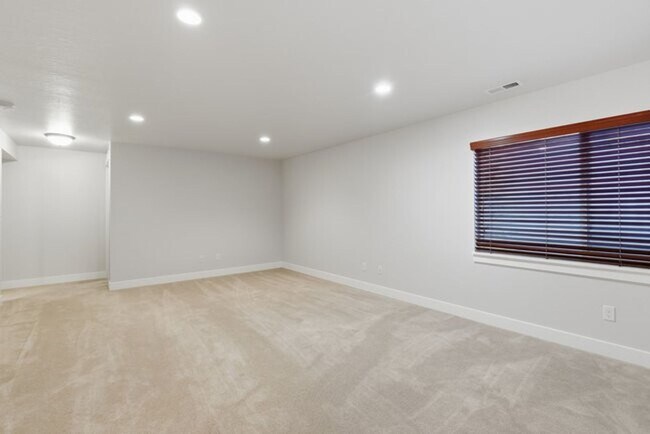 Building Photo - Beautiful Riverton Townhome in Gated Community!