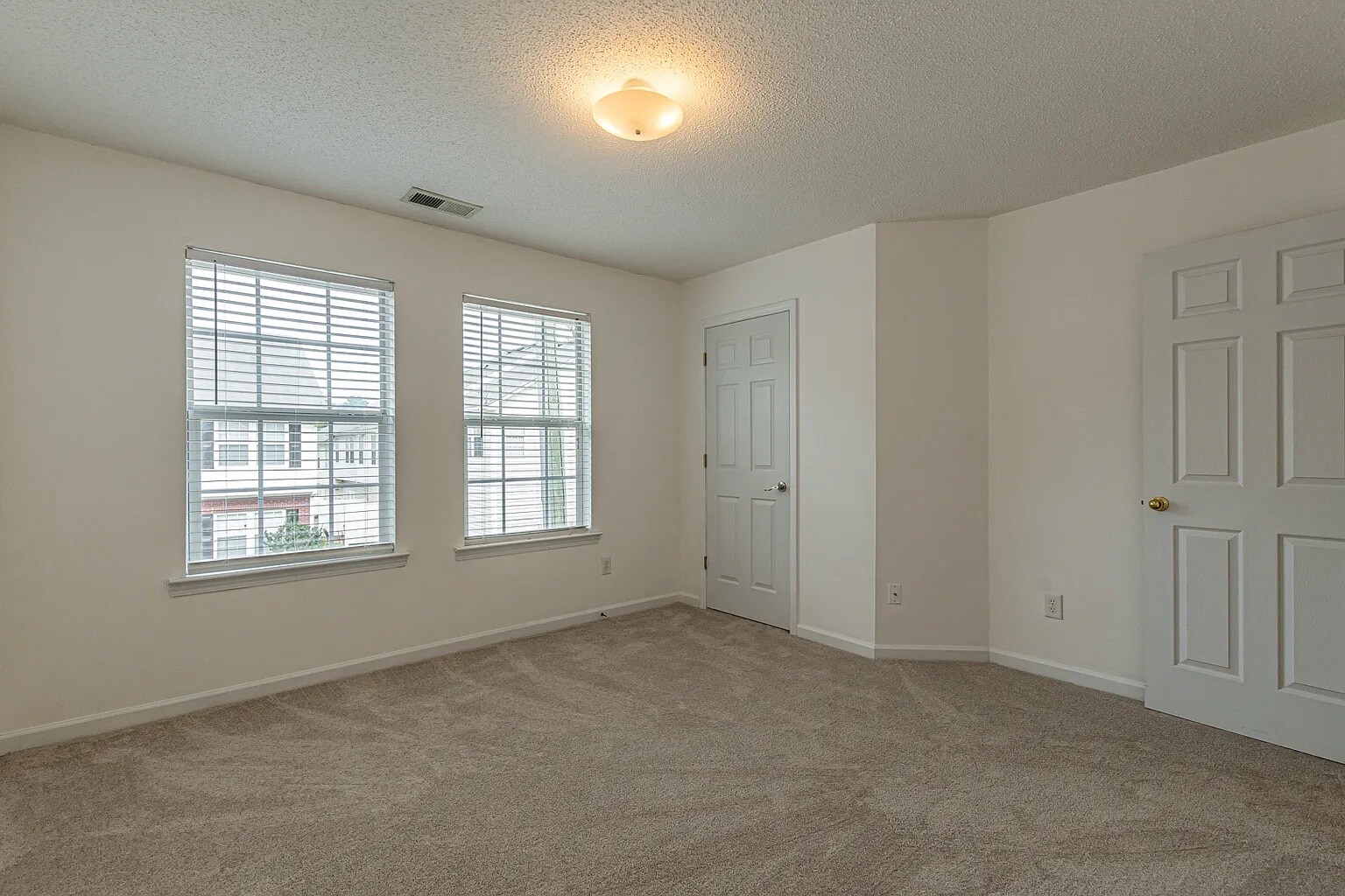 Building Photo - Room in Condo on Ginnis Rd
