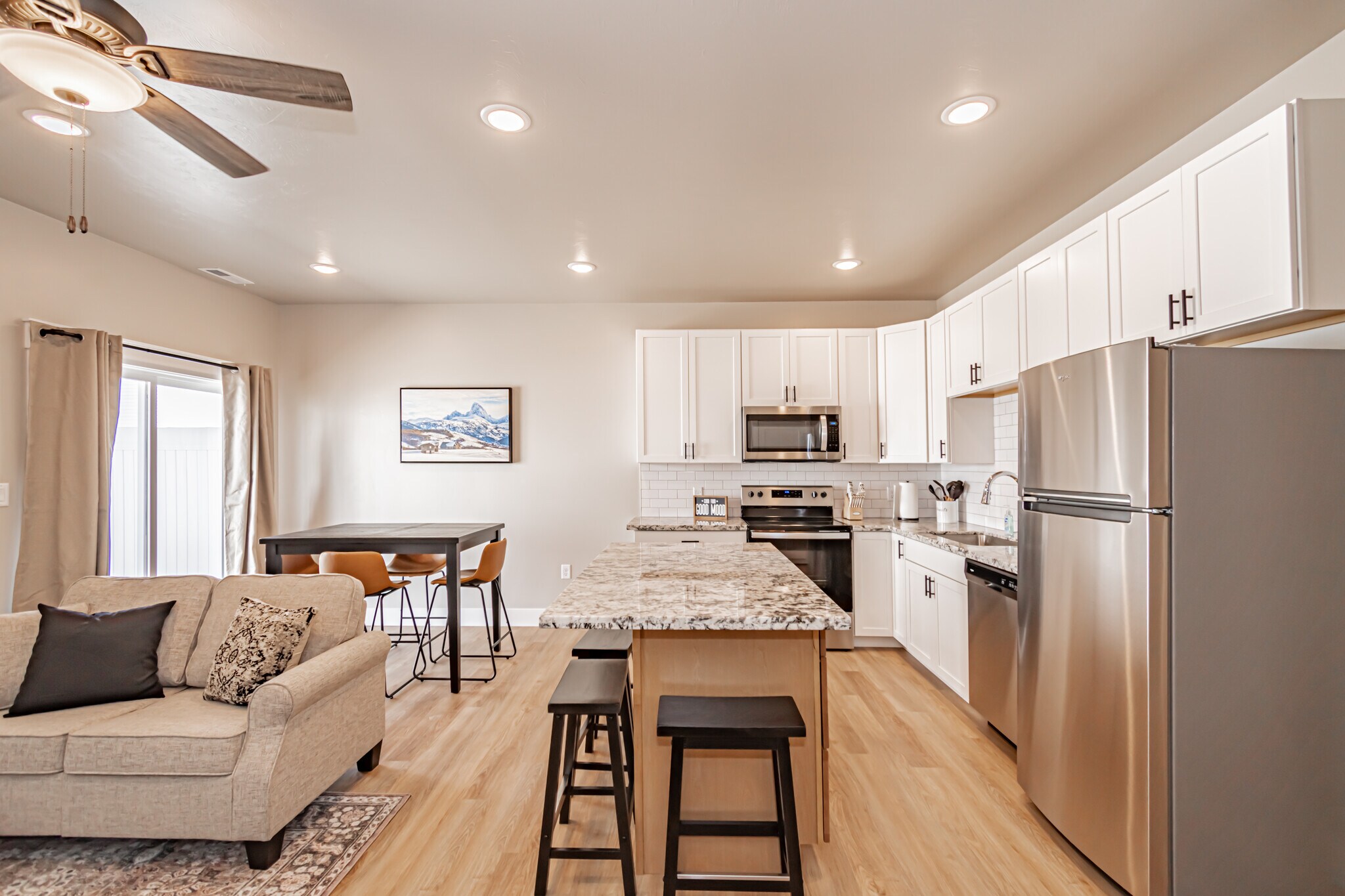 Building Photo - 380 S 3rd W