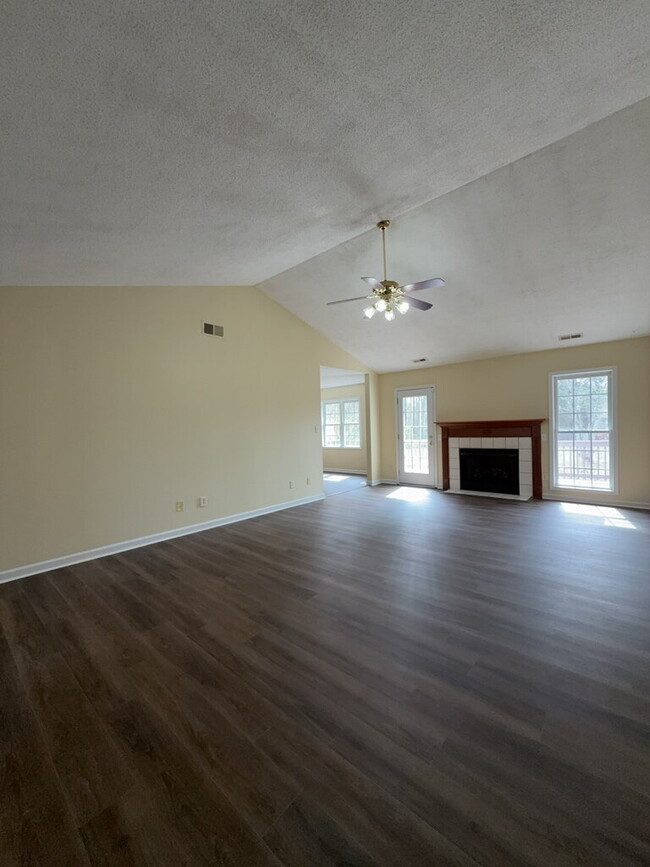 Building Photo - Three Bedroom Two and Half Full Bathroom R...