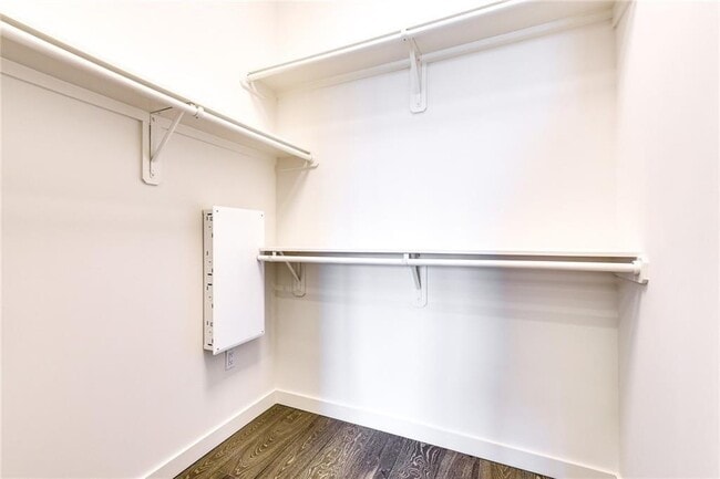 Building Photo - 800 Embassy Dr