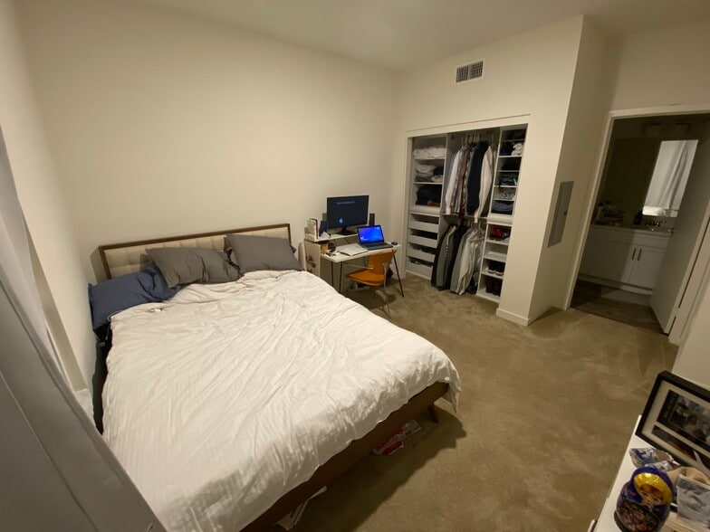 Main Master bedroom with attached full bathroom. - 12655 Bluff Creek Dr