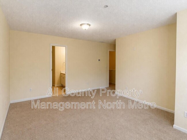 Building Photo - 135 Primrose Dr