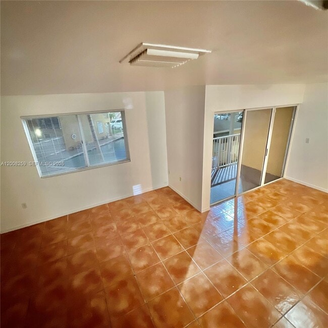 Building Photo - 6235 SW Kendale Lakes Cir