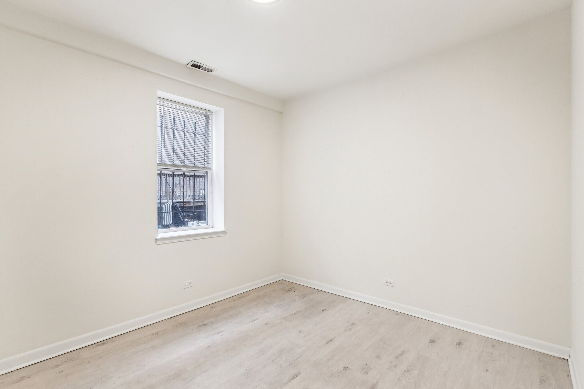 Building Photo - 1254 N Greenview Ave