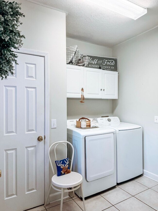 Building Photo - Charming Columbus Home with Fireplace, Natural Light & Outdoor Space