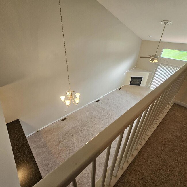 Building Photo - 3 Bedroom, 2.5 Bath Condo, Kitchen with St...