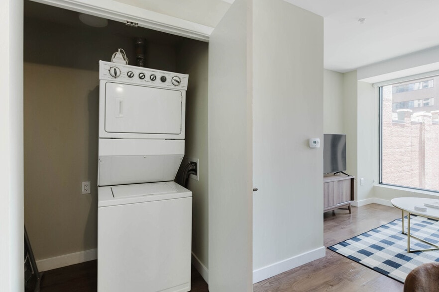 Building Photo - 45 Stuart St