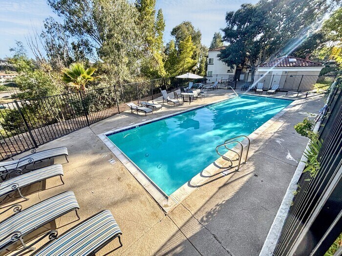 Swimming Pool - 3625 Ash St
