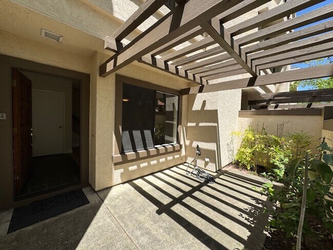 Building Photo - Nicely updated 3 bedroom, 2 bath 2 story t...
