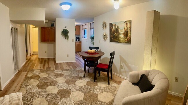 Building Photo - Fully furnished, short term 1 bedroom!
