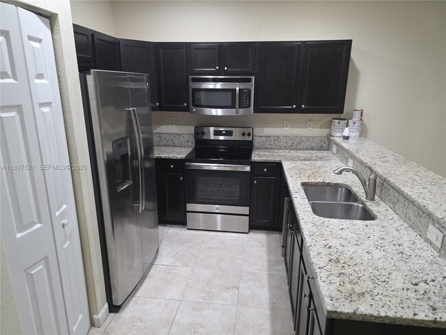 Building Photo - 528 SE 32nd Ave