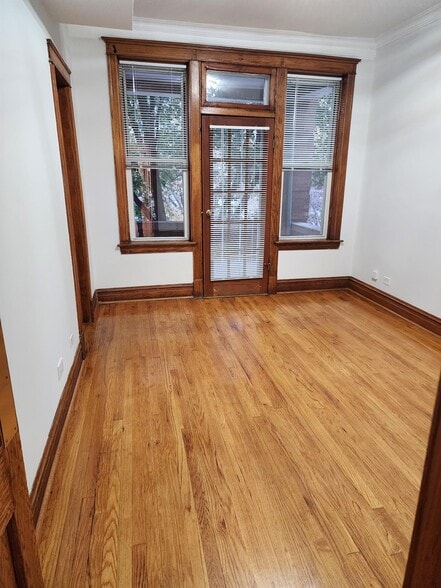 Building Photo - 823 N Hoyne Ave