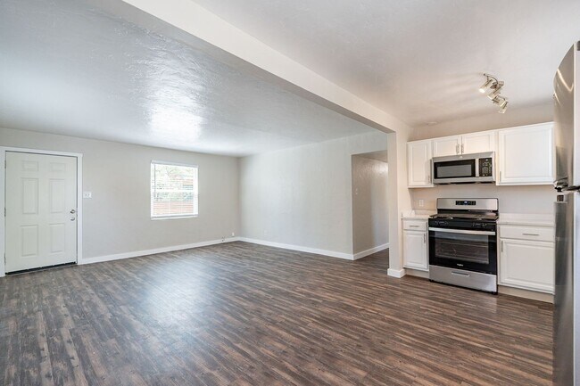 Building Photo - 305-315 N Highland Ave