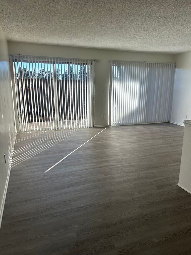 Building Photo - Bright 1 Bed / 1 Bath with Balcony & Pool – Central AC – Pet Friendly!