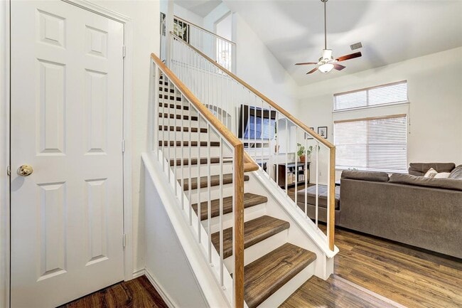 Building Photo - 15501 Sarah's Creek Dr