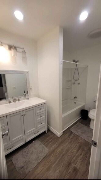 Bathroom - 1276 N Hamilton Blvd