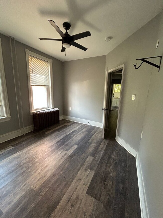 Building Photo - 5527 Ridge Ave