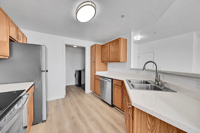 Building Photo - $1,900 - 2 Bed, 2 Bath Condo in Aurora with AC and In Unit Laundry!