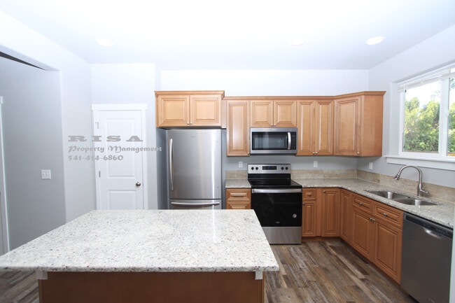 Building Photo - 4185 Lancaster Dr NE