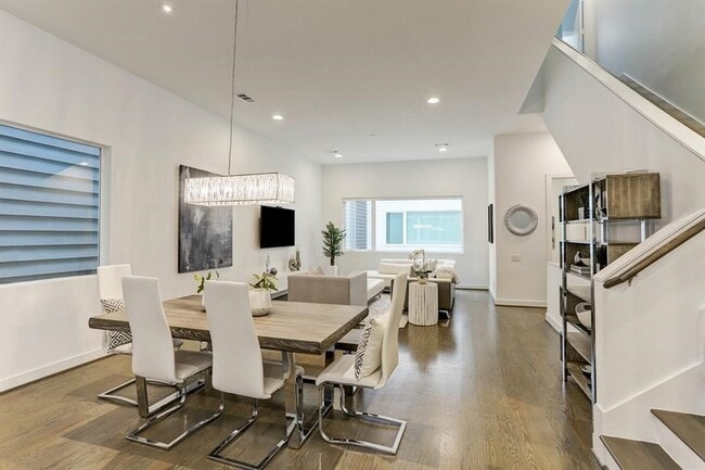 Building Photo - 5905 E Post Oak Ln