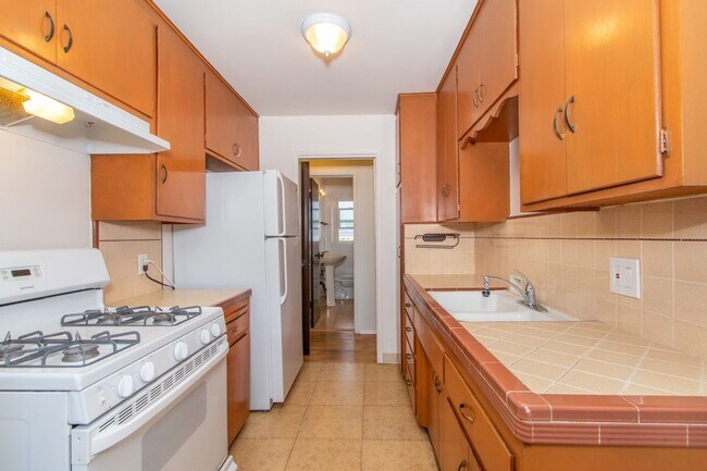 Building Photo - Charming 1 Bedroom / 1 Bath Apartment in Kensington Neighborhood w/ Garage - VACANT FOR VIEWING!