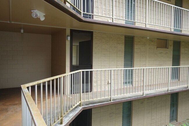 Building Photo - 2 bedroom, 1 bath, 2 parking in Waikalani Woodlands